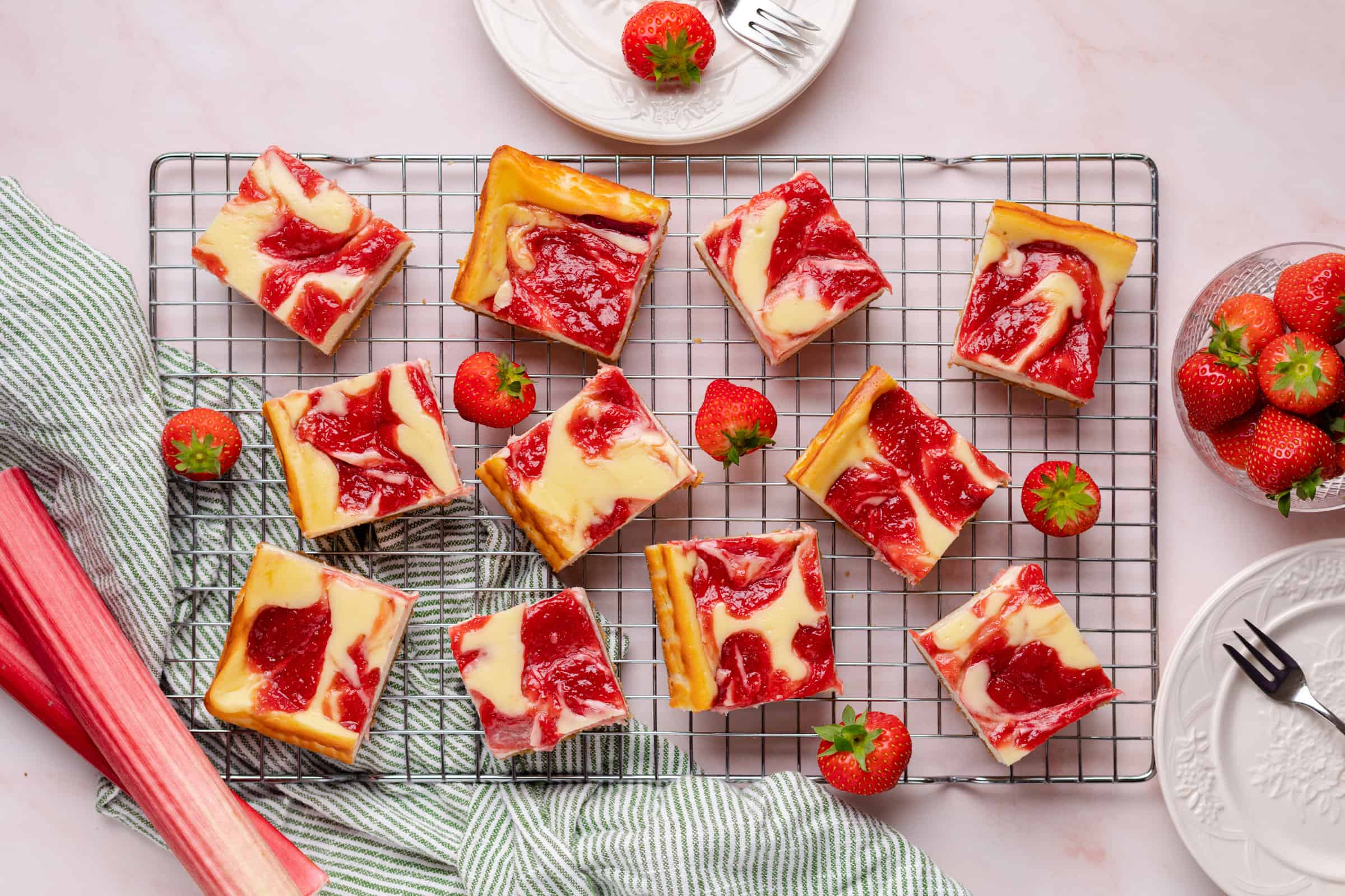 Rhubarb cheesecake with strawberries