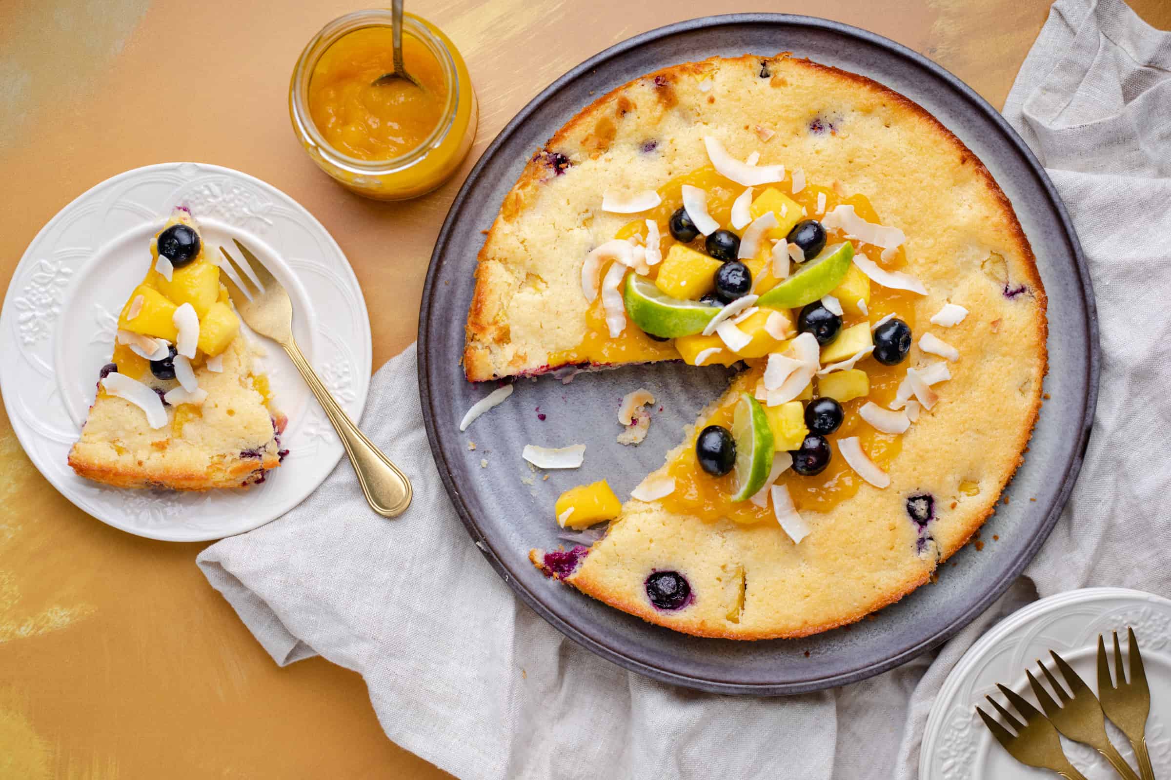 Cake with mango, blueberries, coconut and lime