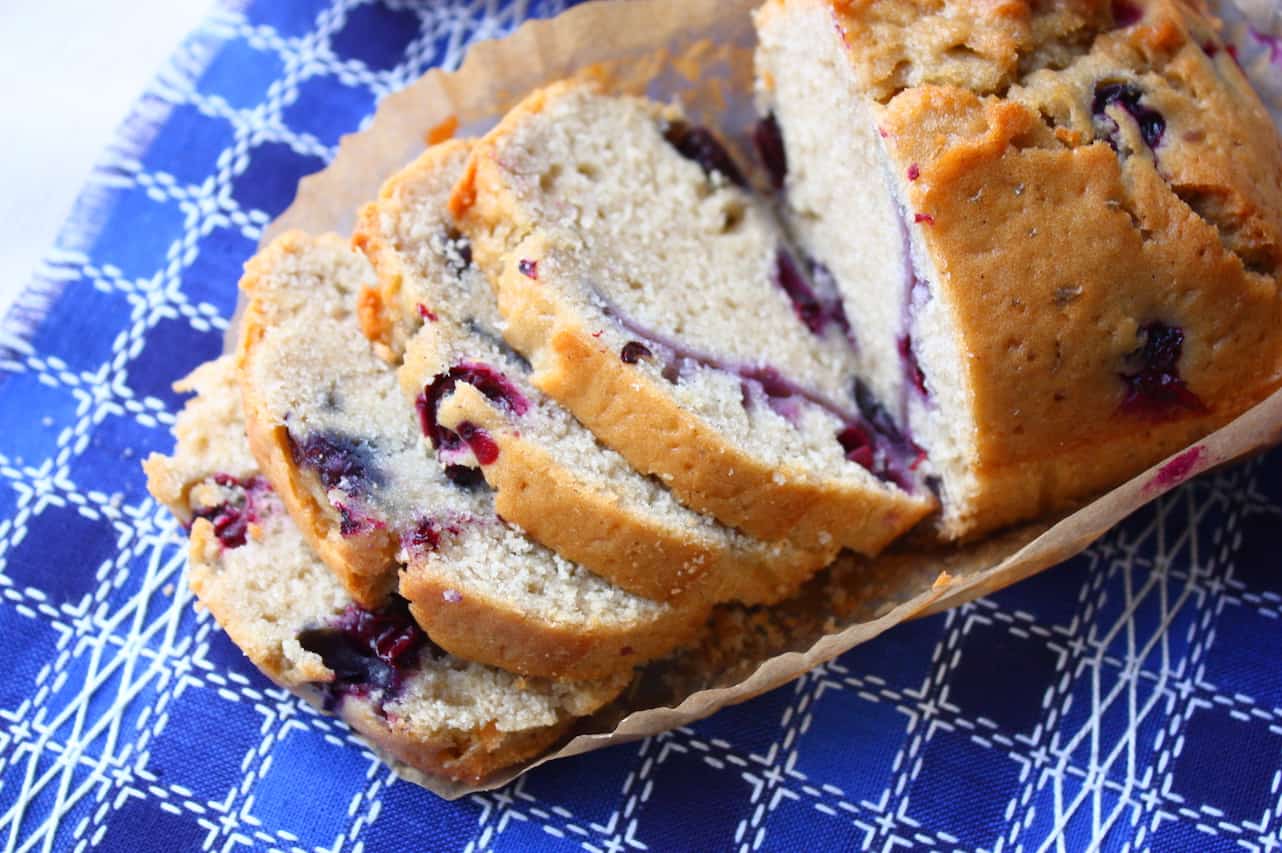 Cassiscake with tea and blueberries