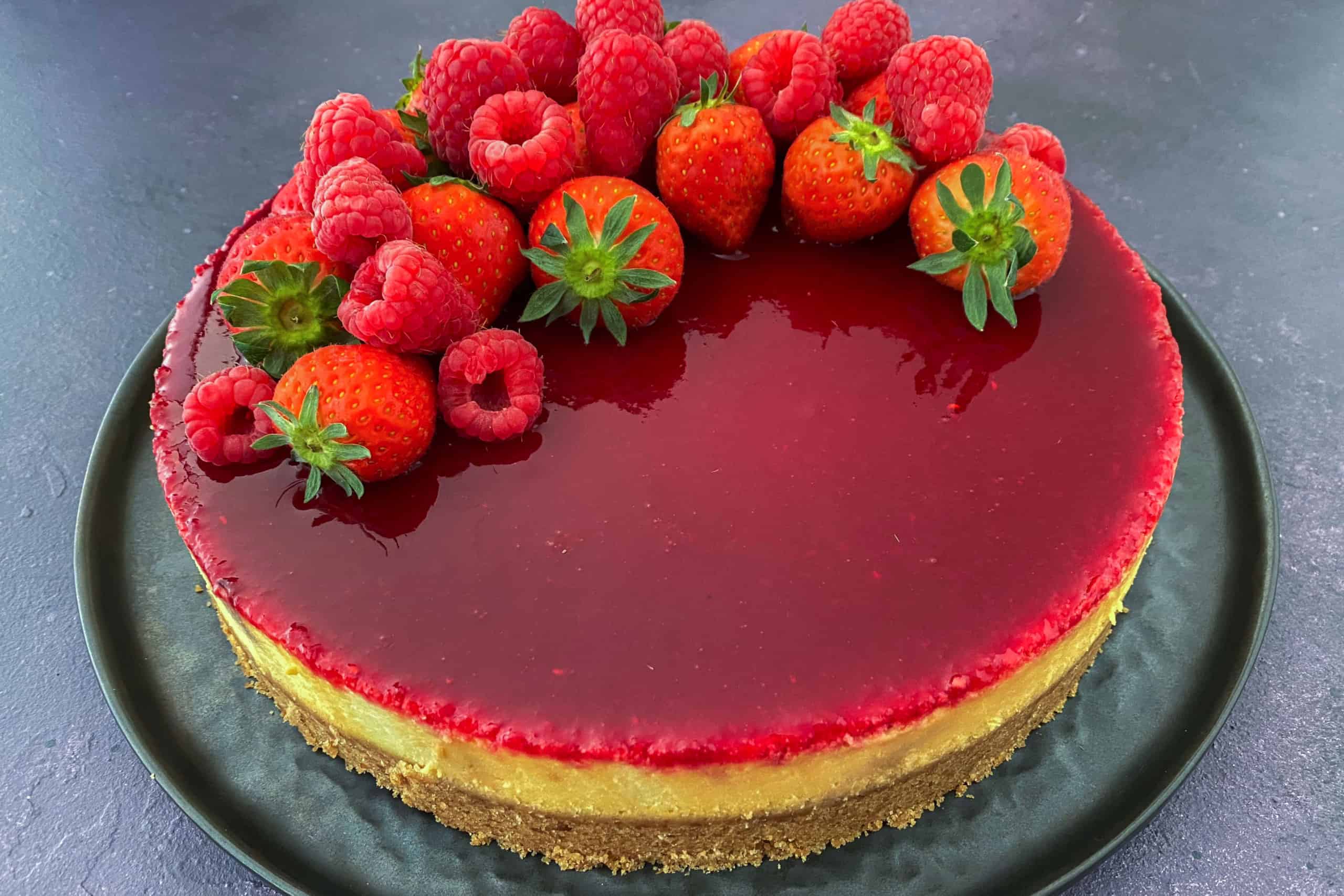 Cheesecake with strawberries, raspberries and lemon