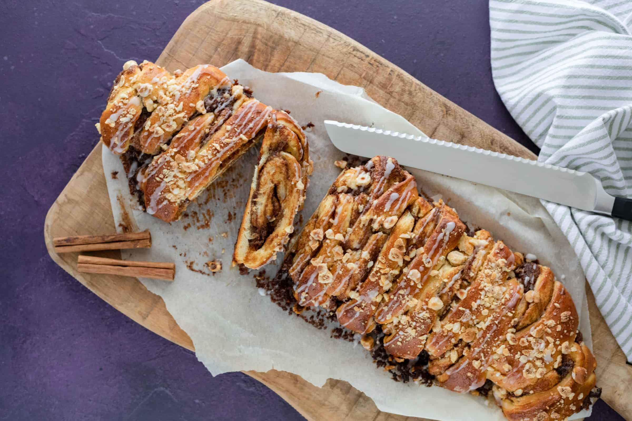 Danish cinnamon rod with cinnamon, cream and hazelnuts