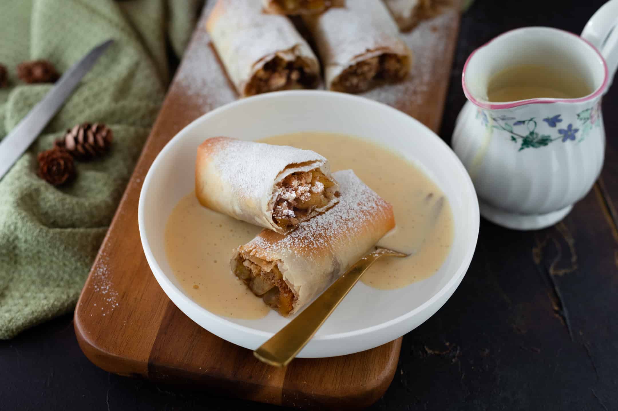 Mini appelstrudels with homemade vanilla sauce