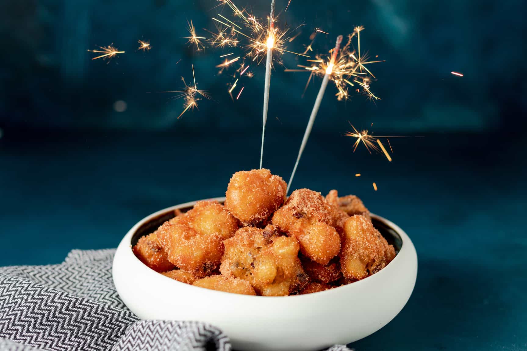 Mini oil bulbs with apple, raisins and cinnamon sugar