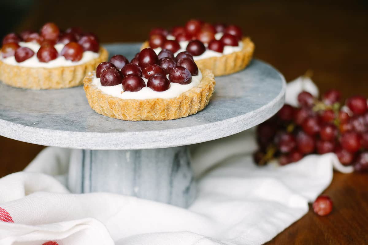 White chocolate tartelettes with grapes