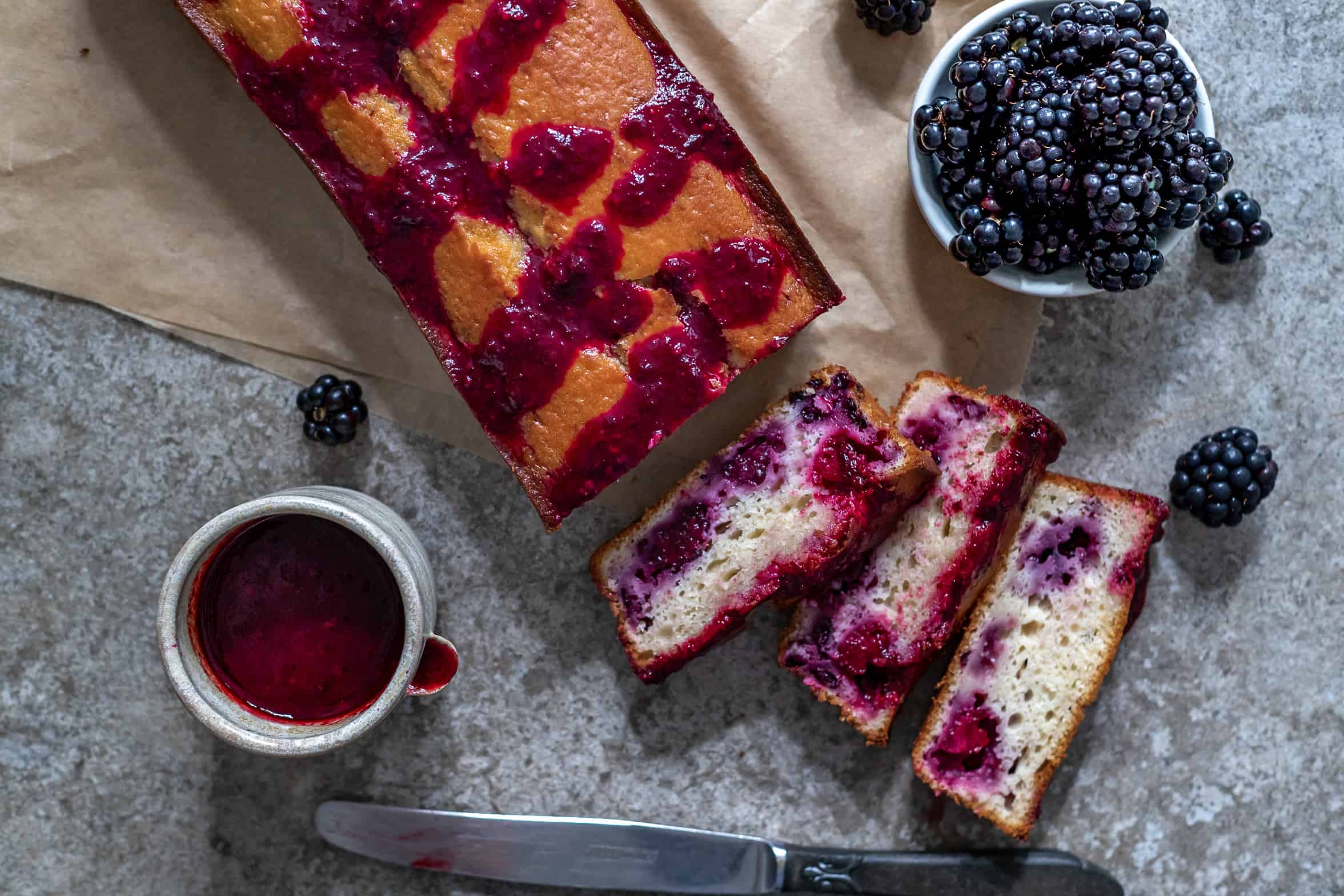 Yogurtcake with homemade blackberry sauce
