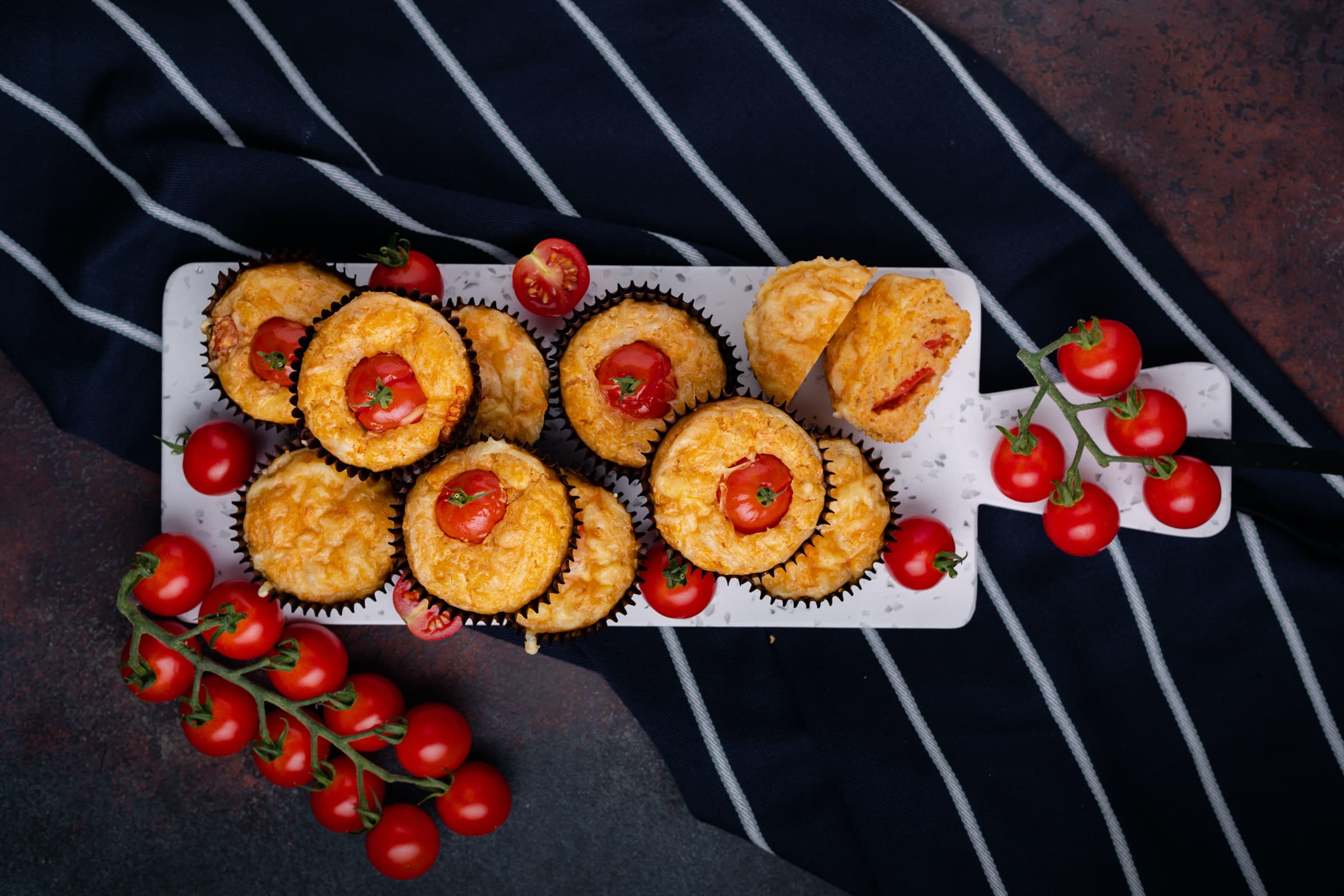 Hearty cupcakes with honey tomatoes