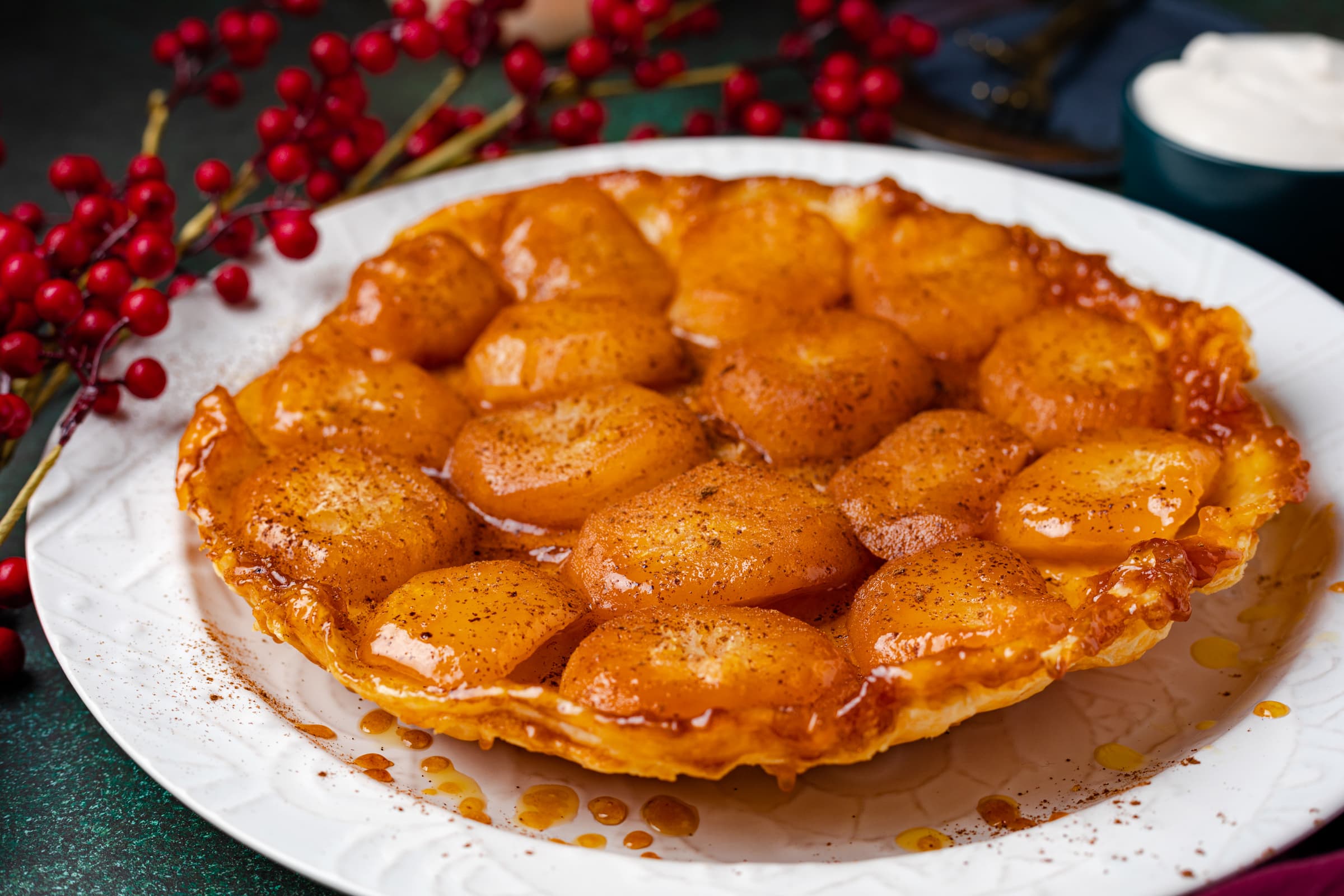 Tarte tatin with a pinch of cinnamon and cream